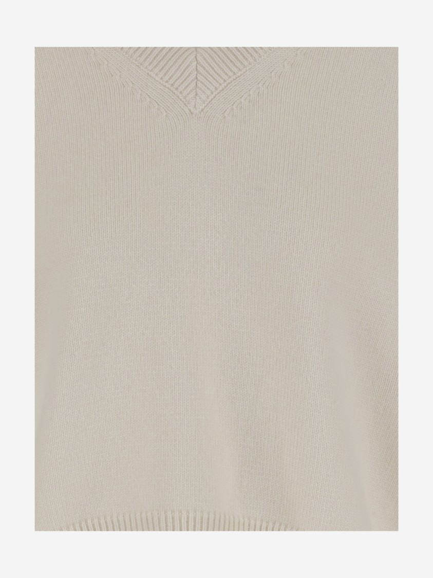 Armarium Stretch V-neck Cashmere Sweater In Neutral