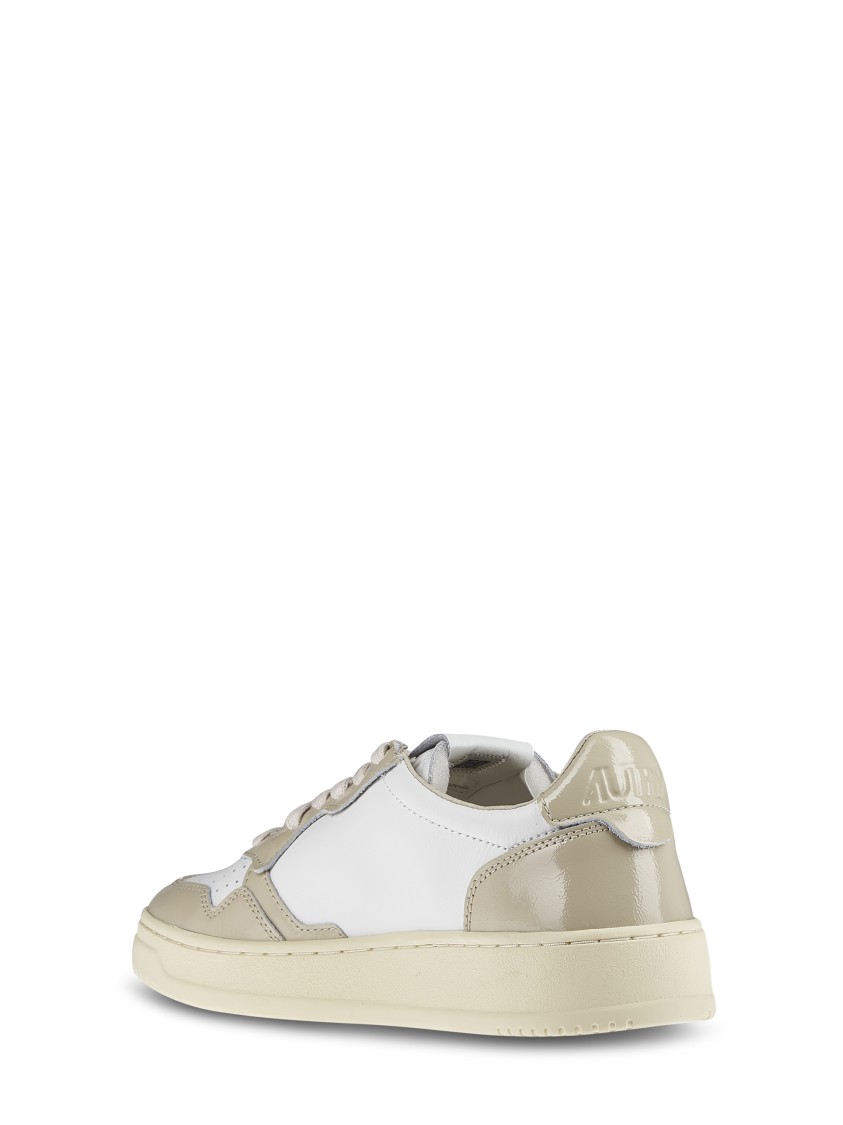 Autry Low-top Sneakers Combining Smooth And Patent Leather In Gray