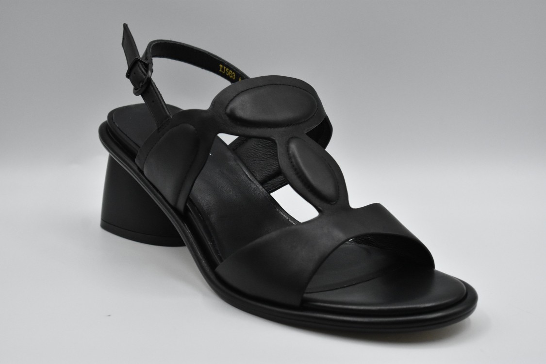 Jeannot Black Low-heeled Sandals With T-strap Design In Black