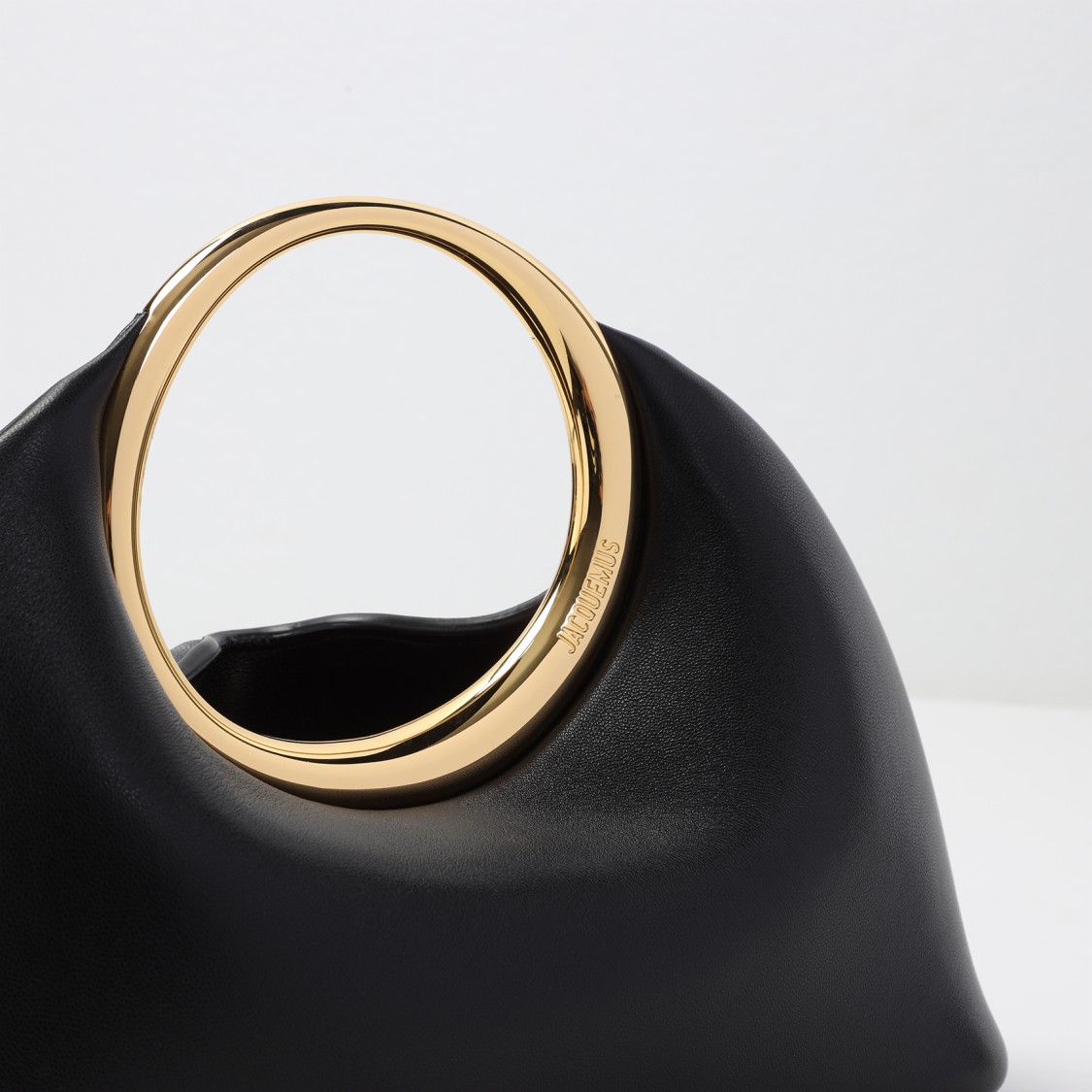 JACQUEMUS JACQUEMUS LAMBSKIN HANDBAG WITH CIRCULAR HANDLE AND SPACIOUS INTERIOR