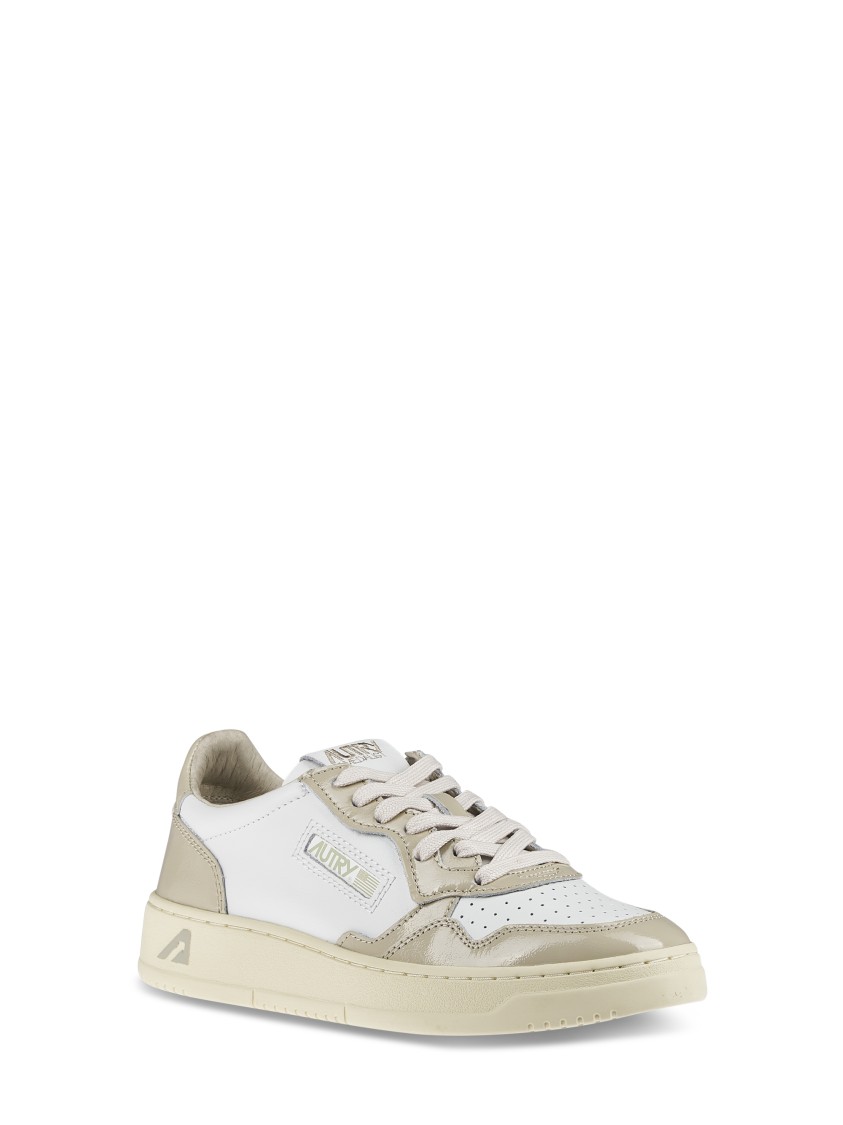 Autry Low-top Sneakers Combining Smooth And Patent Leather In Gray