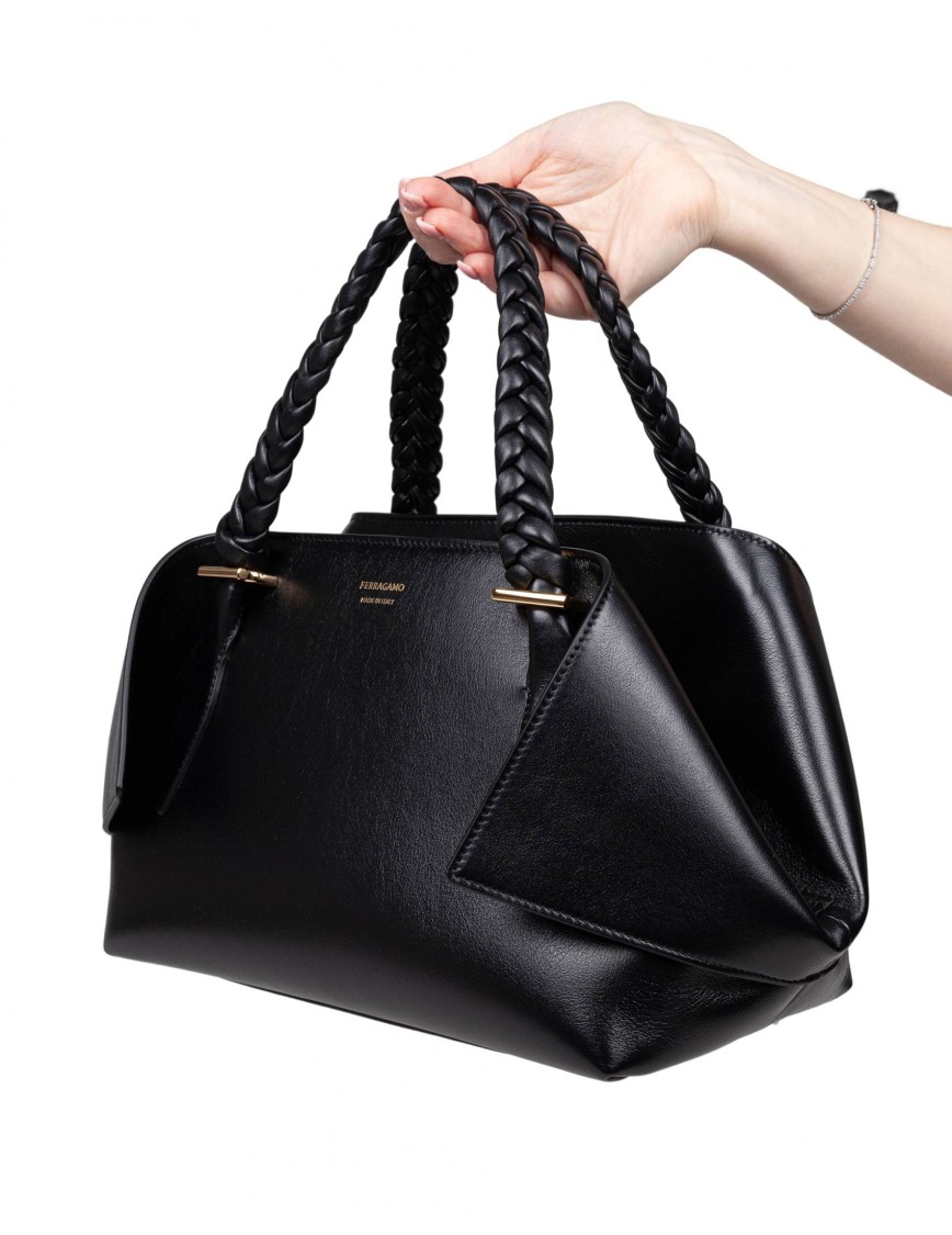 ハンドバッグ FERRAGAMO Woman Handbag Black SCARFTHS NERO Ferragamo The Scarf Leather Top-handle Bag In Nero | ModeSens