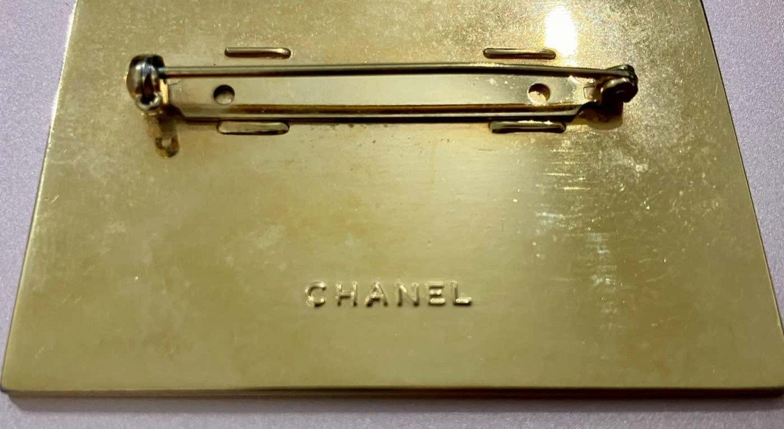 Pre-owned Chanel Gold-plated Logo-engraved Plate Brooch