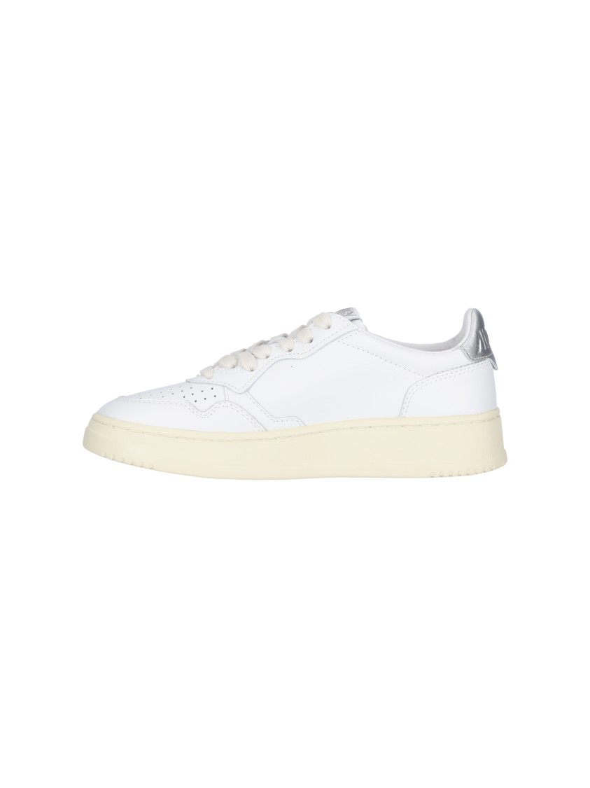 Shop Autry Medalist 01 Low Sneakers – White