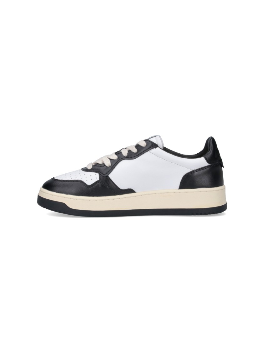 Autry 'medalist' White And Black Low Top Sneakers With Logo Patch