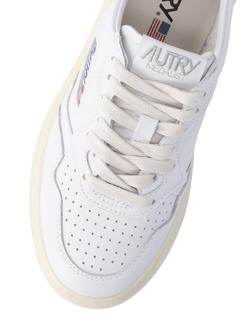 Shop Autry Medalist 01 Low Sneakers – White