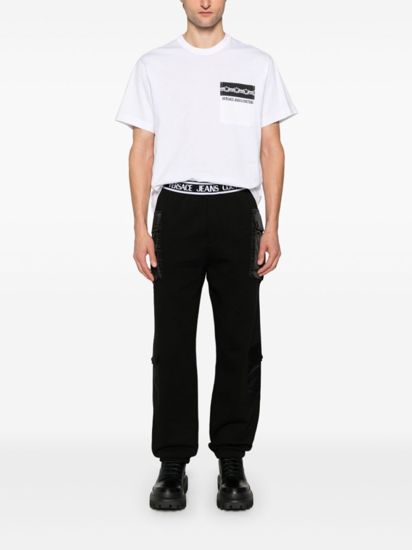 VERSACE JEANS COUTURE VERSACE JEANS COUTURE WHITE T-SHIRT WITH GRAPHIC POCKET DETAIL