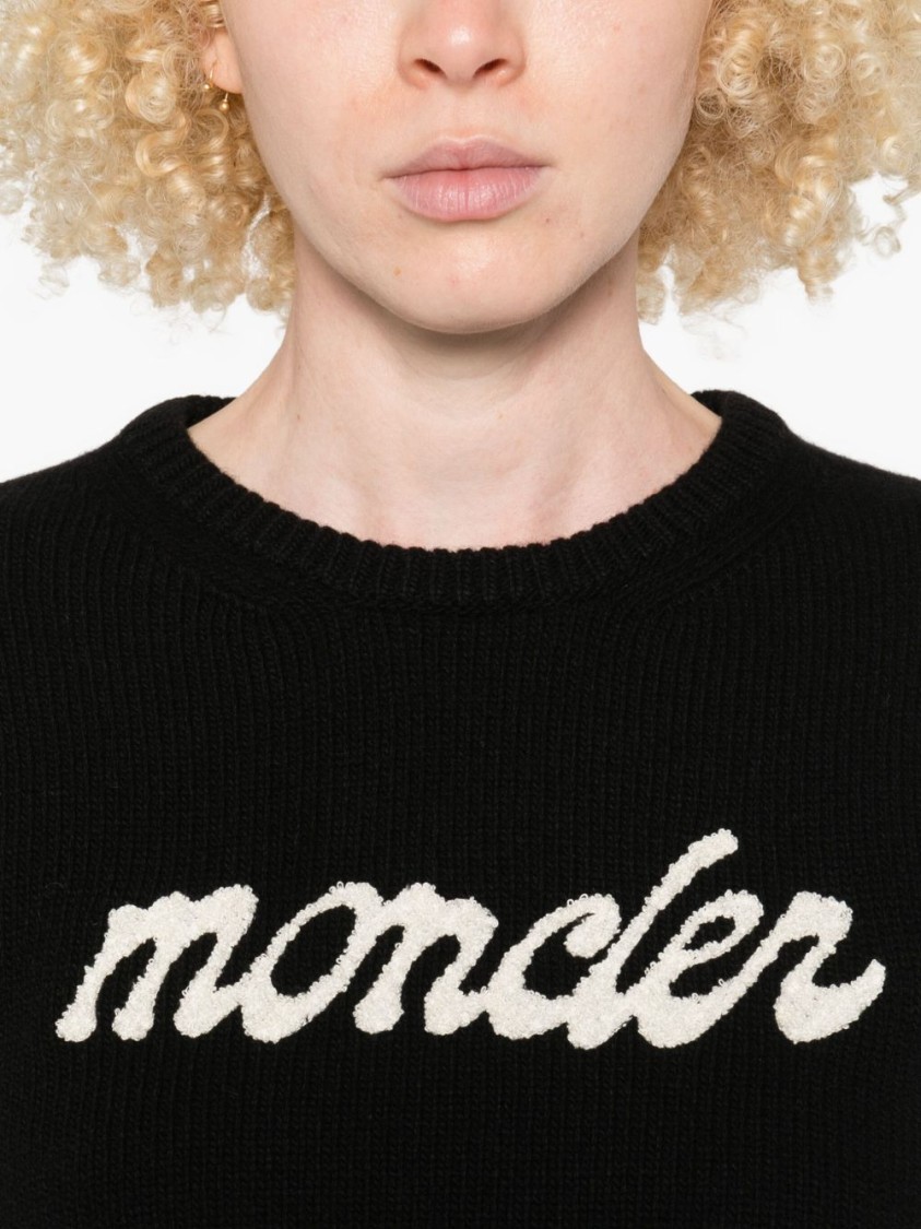Moncler Cropped Sweater With Contrasting Embroidered Logo In Black