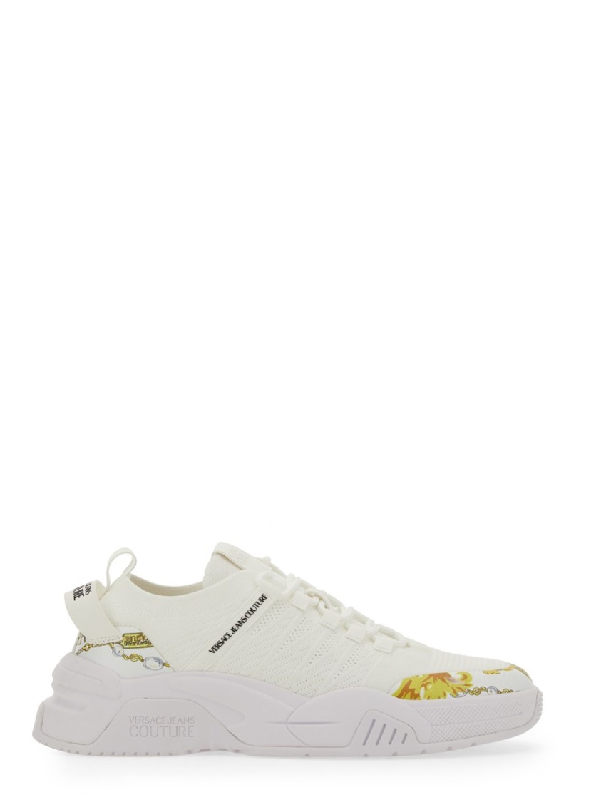 VERSACE JEANS COUTURE VERSACE JEANS COUTURE WHITE SNEAKERS WITH BOLD LOGO AND TEXTURED UPPER