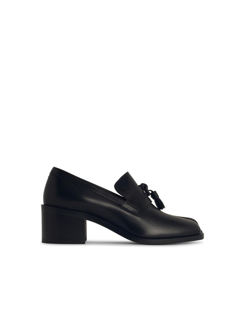 Maison Margiela Tabi Tassel-detail Leather Loafers In Black