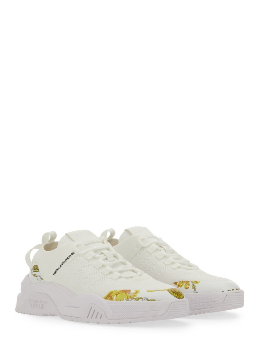 VERSACE JEANS COUTURE VERSACE JEANS COUTURE WHITE SNEAKERS WITH BOLD LOGO AND TEXTURED UPPER