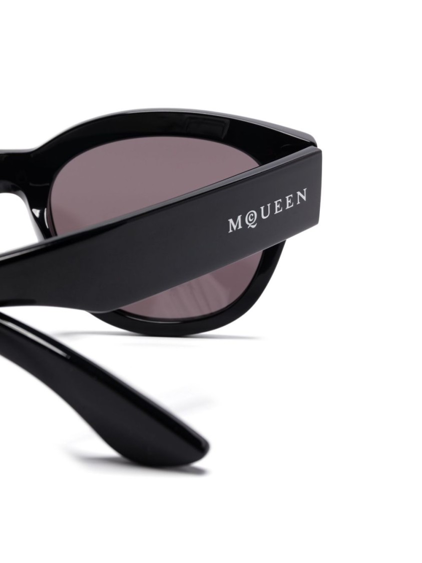 ALEXANDER MCQUEEN ALEXANDER MCQUEEN OVERSIZED BLACK SUNGLASSES WITH ANGULAR DESIGN 