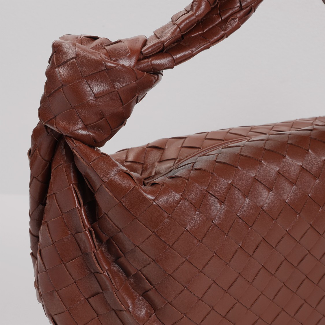 トートバッグ Bottega Veneta Sapele Gold Lamb Skin Small Jodie Handbag bottega-veneta-sapele-gold-