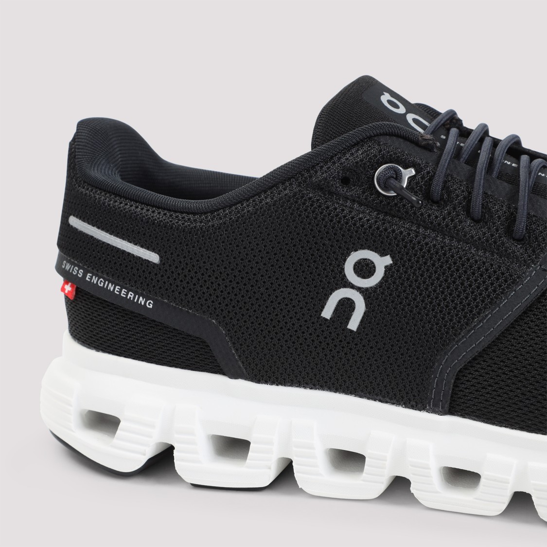 On Cloud 5 Trainers, Size 7 In Black