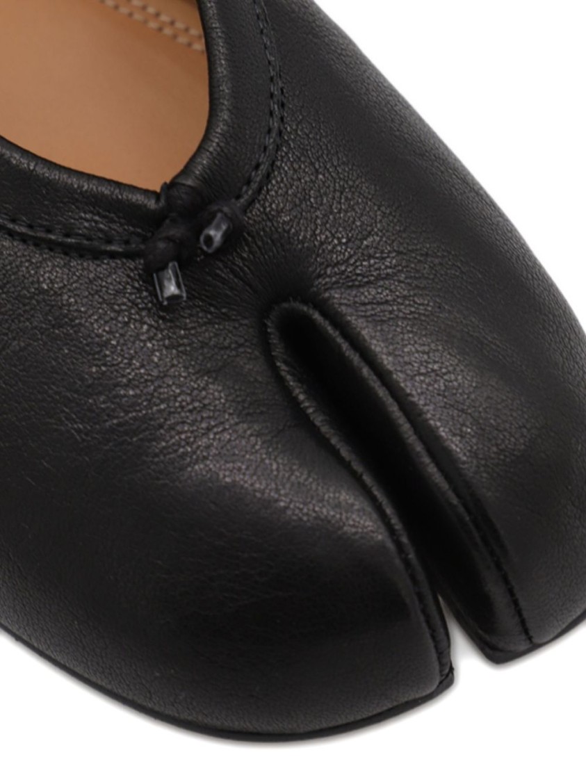 Maison Margiela Black Leather Flats With Unique Split Toe And Bow Accent In Black
