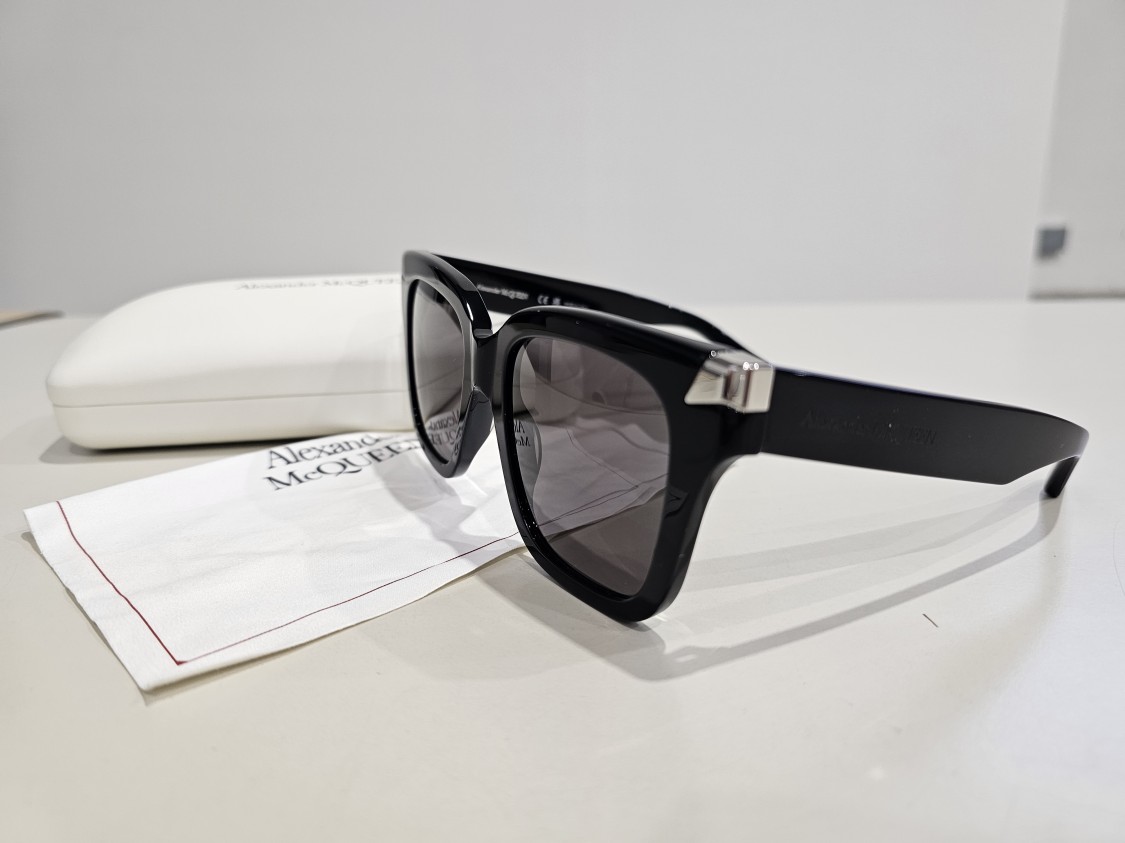 Alexander Mcqueen Oversized Square Frame Sunglasses In Black