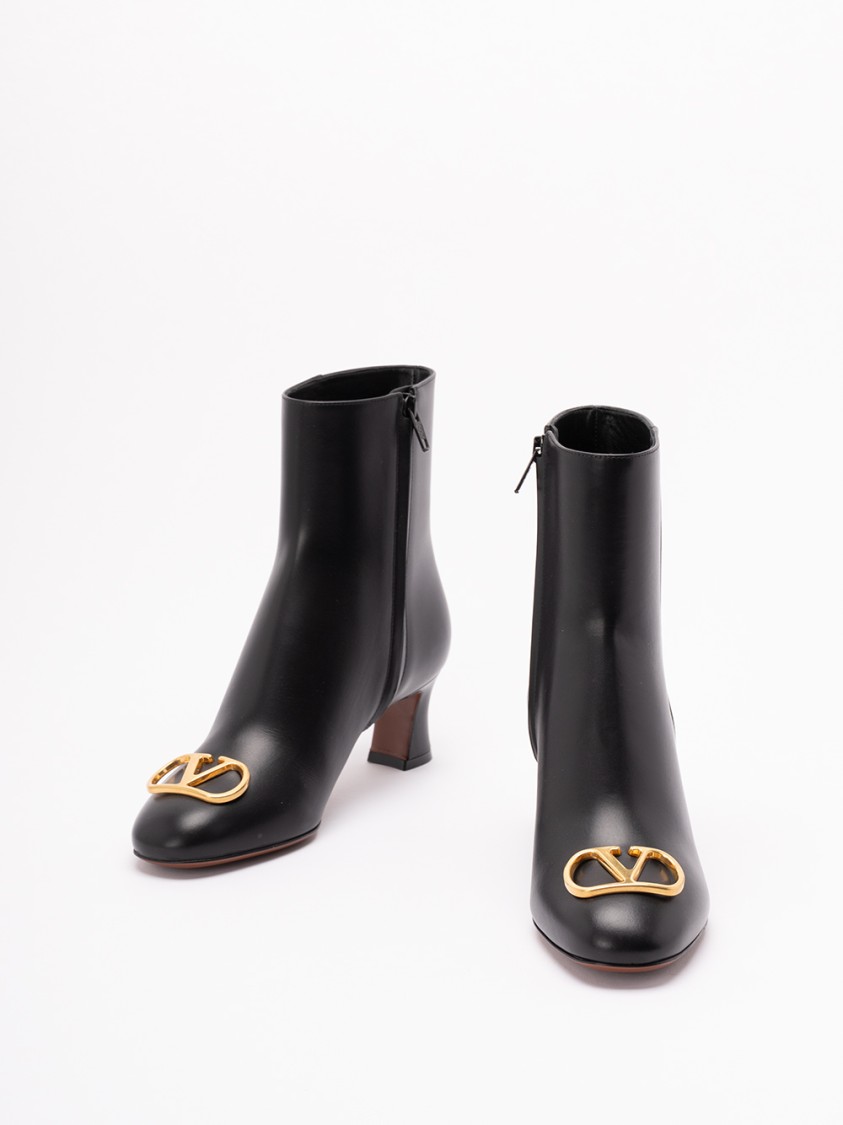 Valentino 60mm Logo-plaque Leather Boots In Black