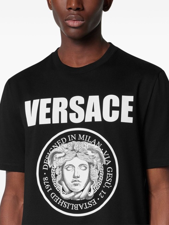 Tシャツ・カットソー Versace Bold Front Logo Print Versace T-Shirt Versace Black T-Shirt With Bold Logo Print | THE LIST
