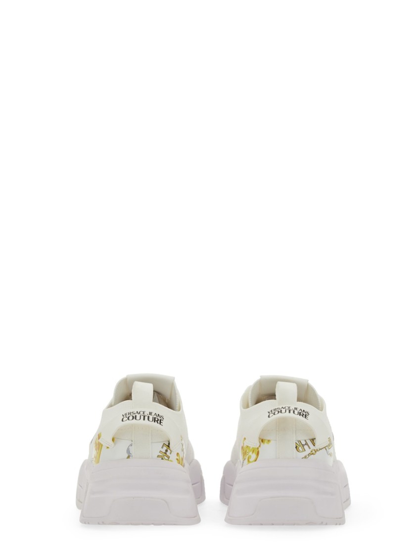 VERSACE JEANS COUTURE VERSACE JEANS COUTURE WHITE SNEAKERS WITH BOLD LOGO AND TEXTURED UPPER
