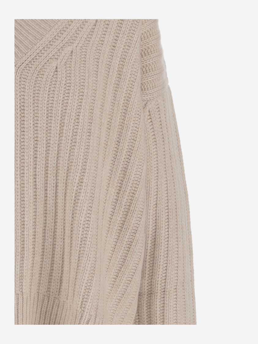 Allude V-neck Cashmere Sweater With Rib Knitting And Elasticized Edges In Gray