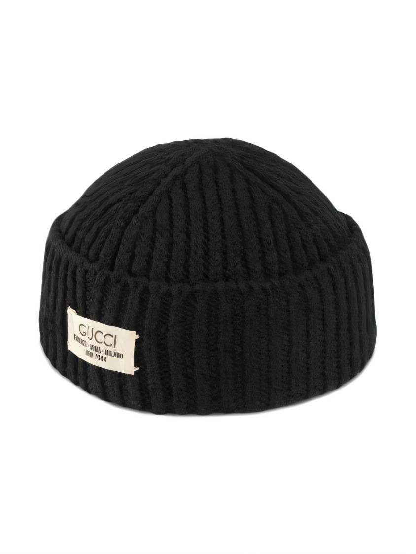 GUCCI GUCCI RIBBED BLACK BEANIE WITH SUBTLE LOGO TAG
