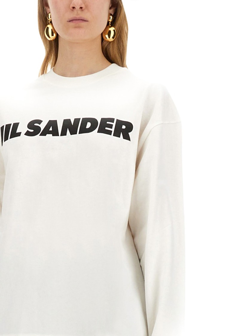 Tシャツ・カットソー Jil Sander Relaxed-Fit Cotton T-Shirt With Bold Logo Jil Sander Relaxed-Fit Cotton T-Shirt With Bold Logo Print