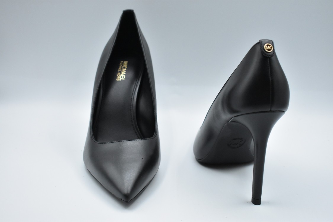 MICHAEL KORS MICHAEL KORS LACED BLACK PUMPS WITH GLOSSY FINISH AND POINTED TOE