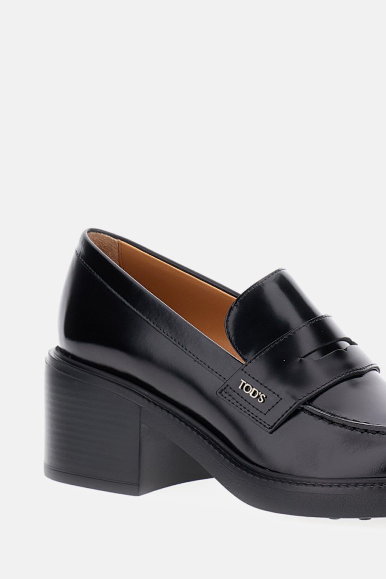 Tod's Black Loafers With Penny Slot And Logo Lettering On The Side In Black