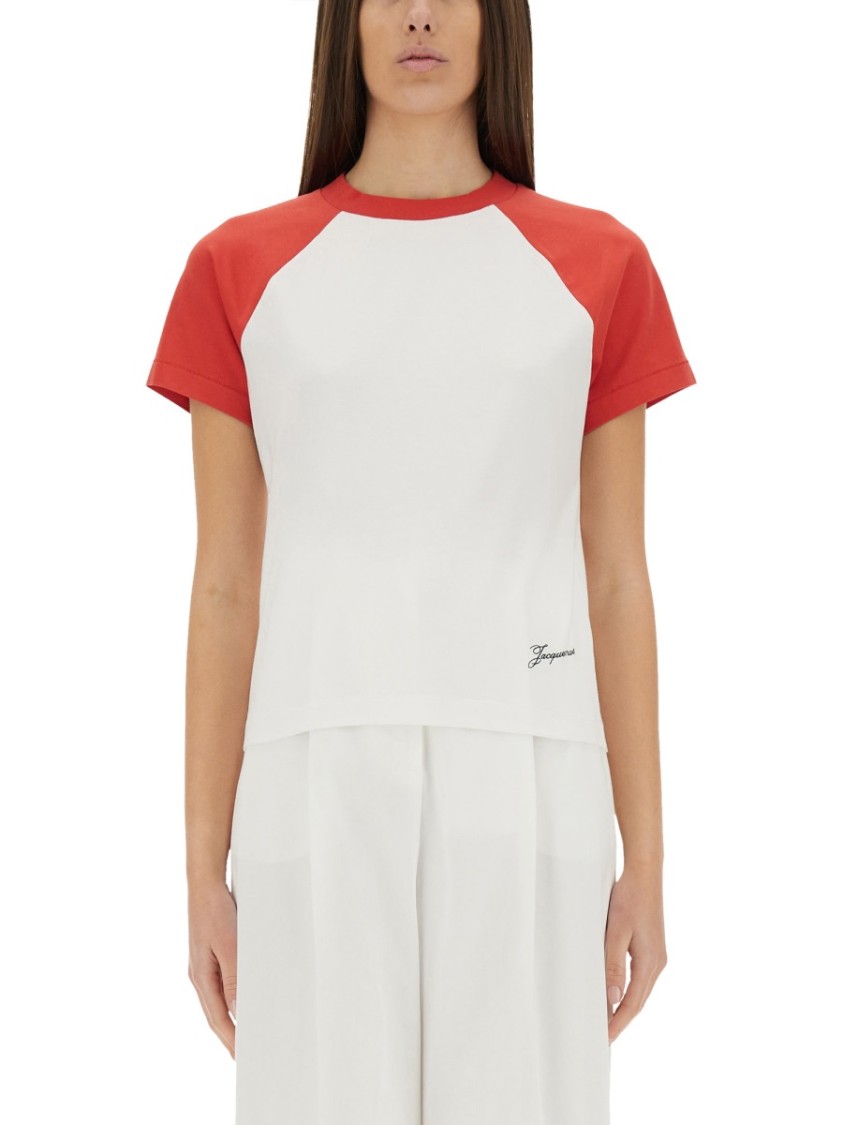 Jacquemus Raglan T-shirt With Red Sleeves And Subtle Logo In White