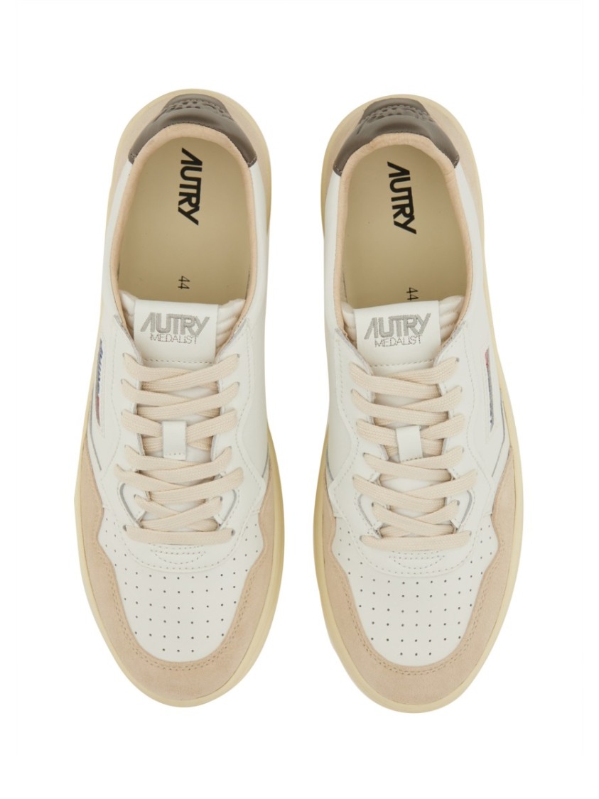 Autry Medalist Low-top Sneakers With Smooth In Neutral