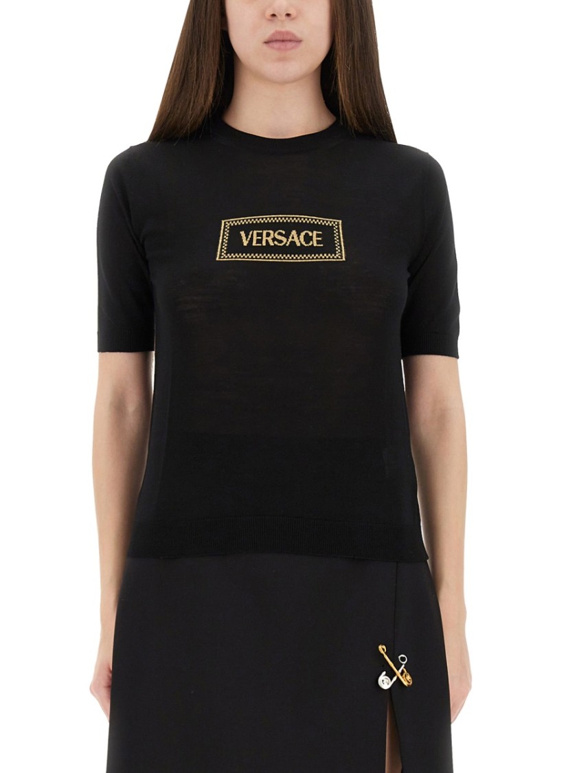 Tシャツ・カットソー Versace Fitted Knit T-Shirt With Logo Patch Versace Fitted Knit T-Shirt With Logo Patch | THE LIST