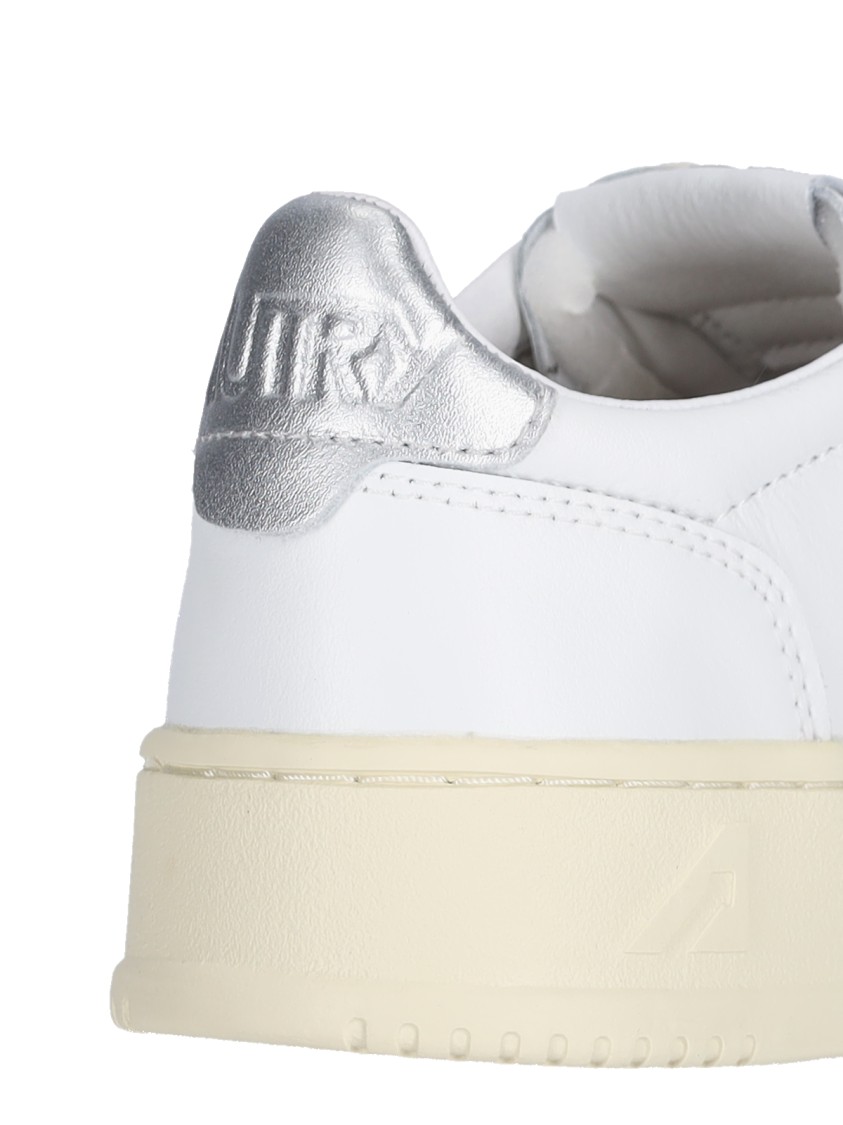 Shop Autry Medalist 01 Low Sneakers – White