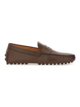 フラットシューズ Tod's Polished Calf Leather Loafer With Classic Silhouette Tod's Polished Calf Leather Loafer With Classic Silhouette
