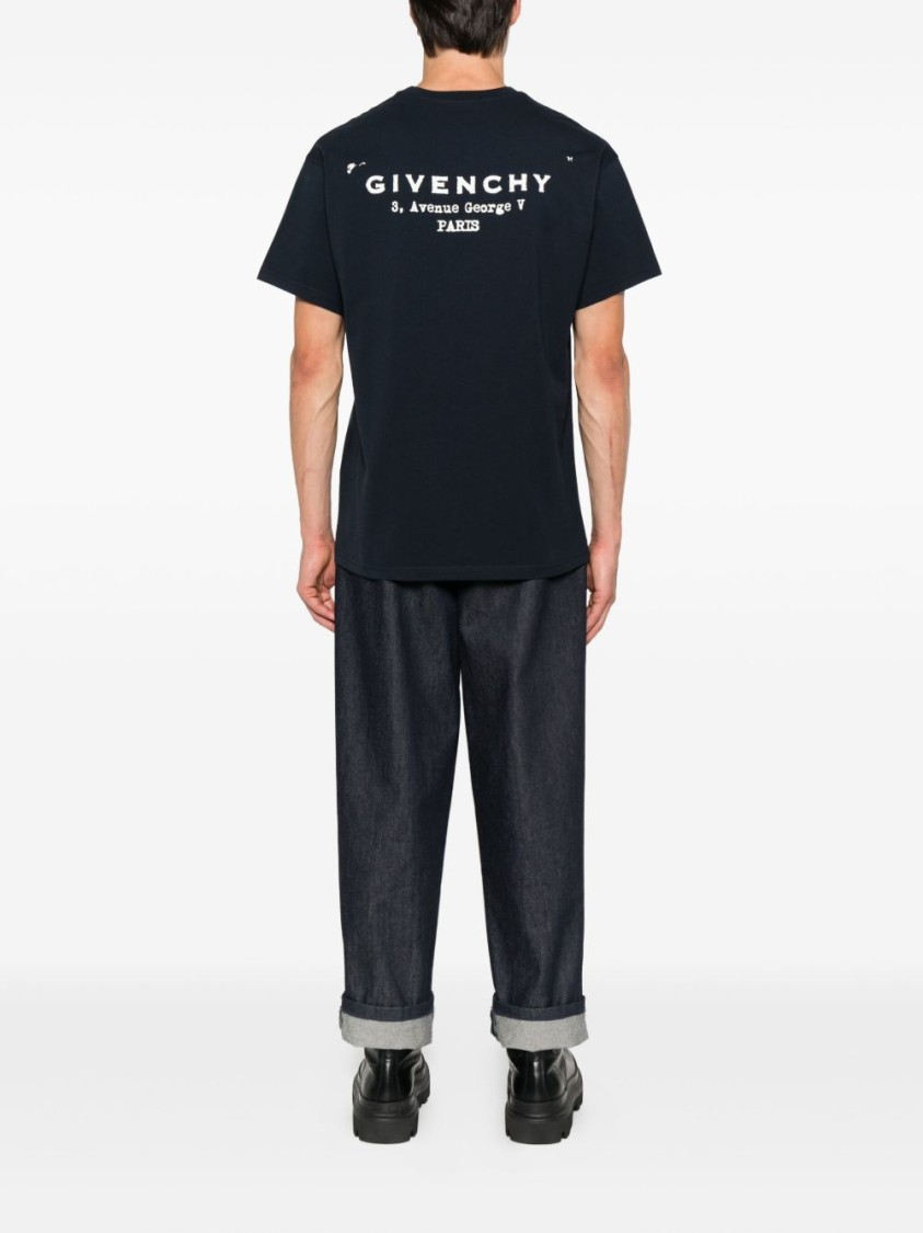 Givenchy Bold Graphic Print Black T-Shirt With Relaxed Fit Givenchy Bold Graphic Print Black T-Shirt With Relaxed Fit