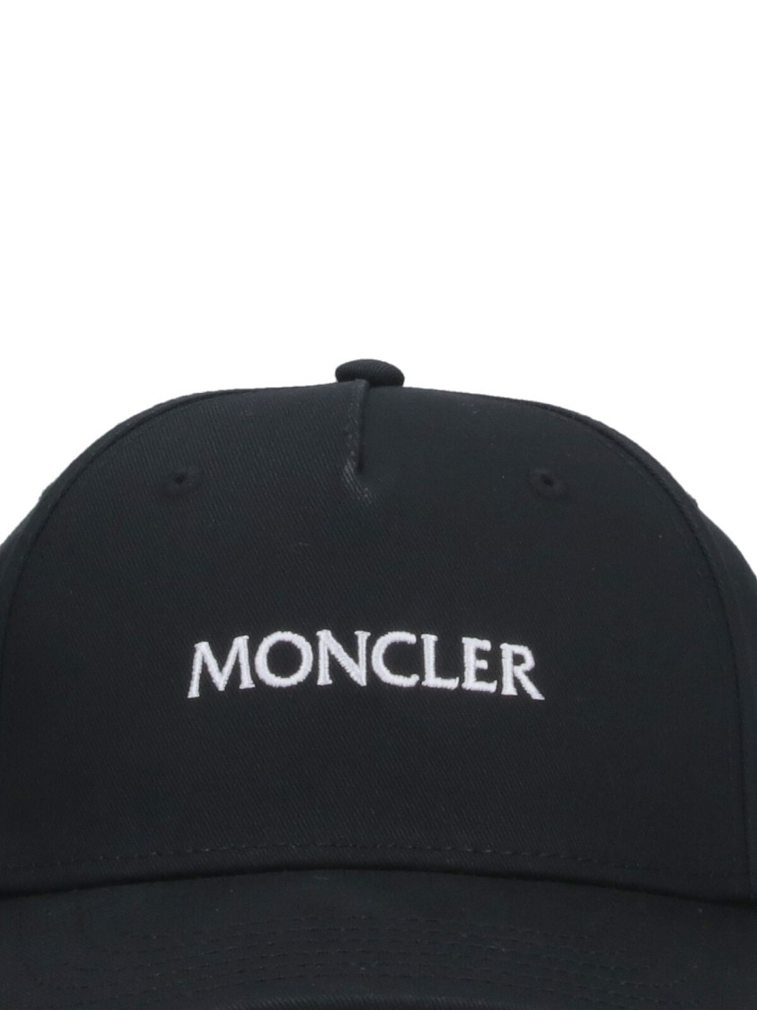 Moncler Curved Visor Baseball Cap With Contrasting Logo Embroidery In Blue