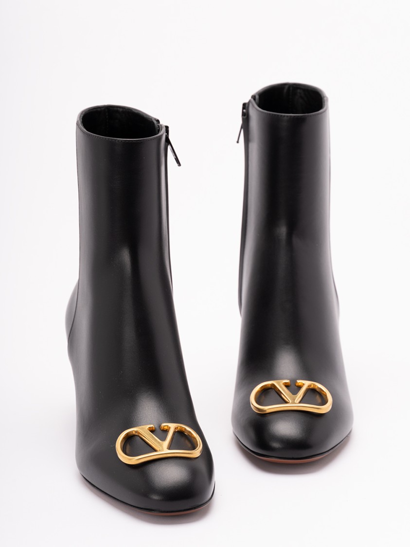 Valentino 60mm Logo-plaque Leather Boots In Black