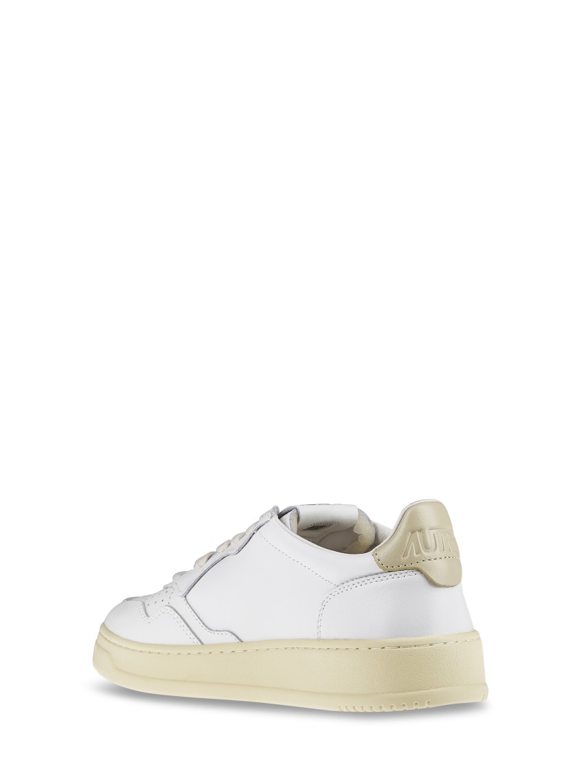 Autry Low-top Smooth Leather Sneakers With Contrasting Heel Tab In White