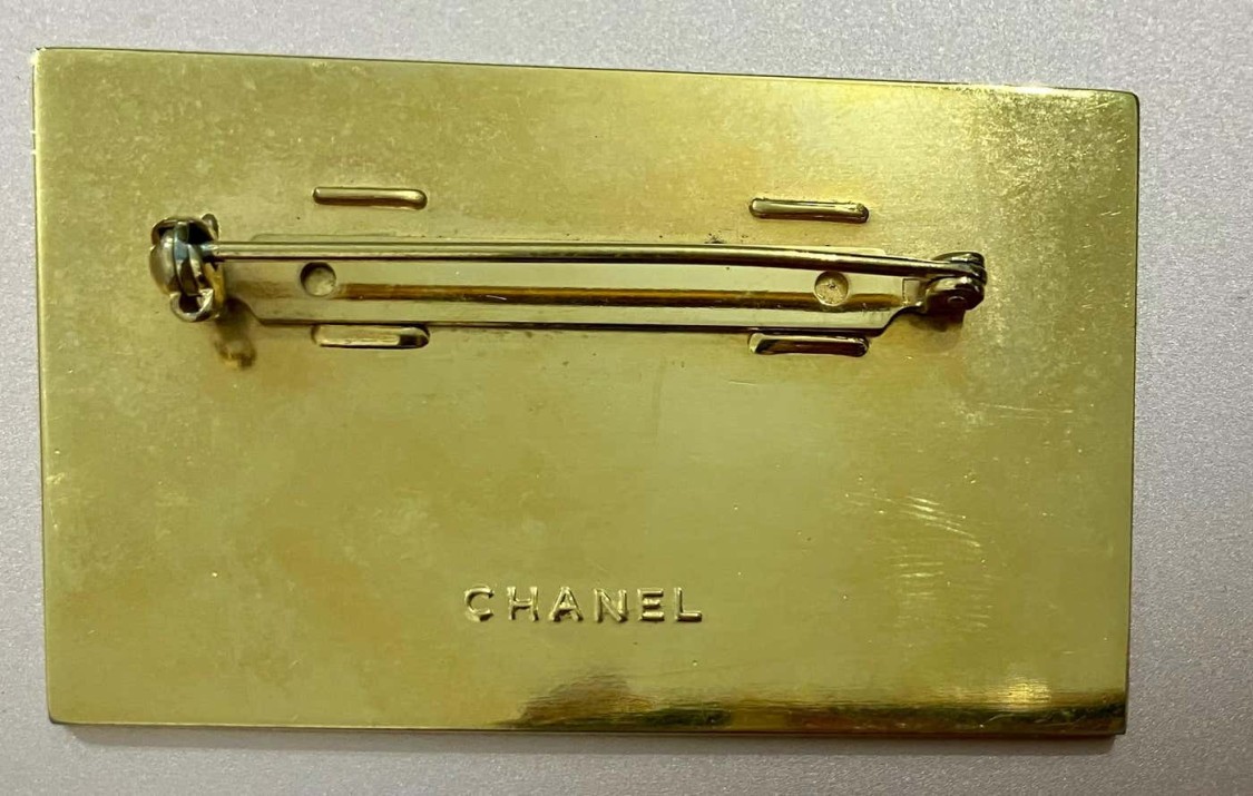 Pre-owned Chanel Gold-plated Logo-engraved Plate Brooch