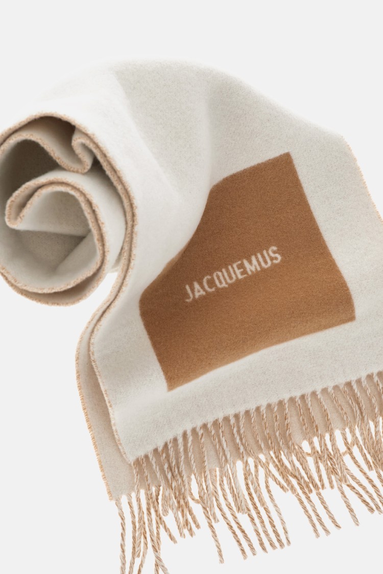 Jacquemus Fringed Wool Scarf With Logo Detailing In Neutral