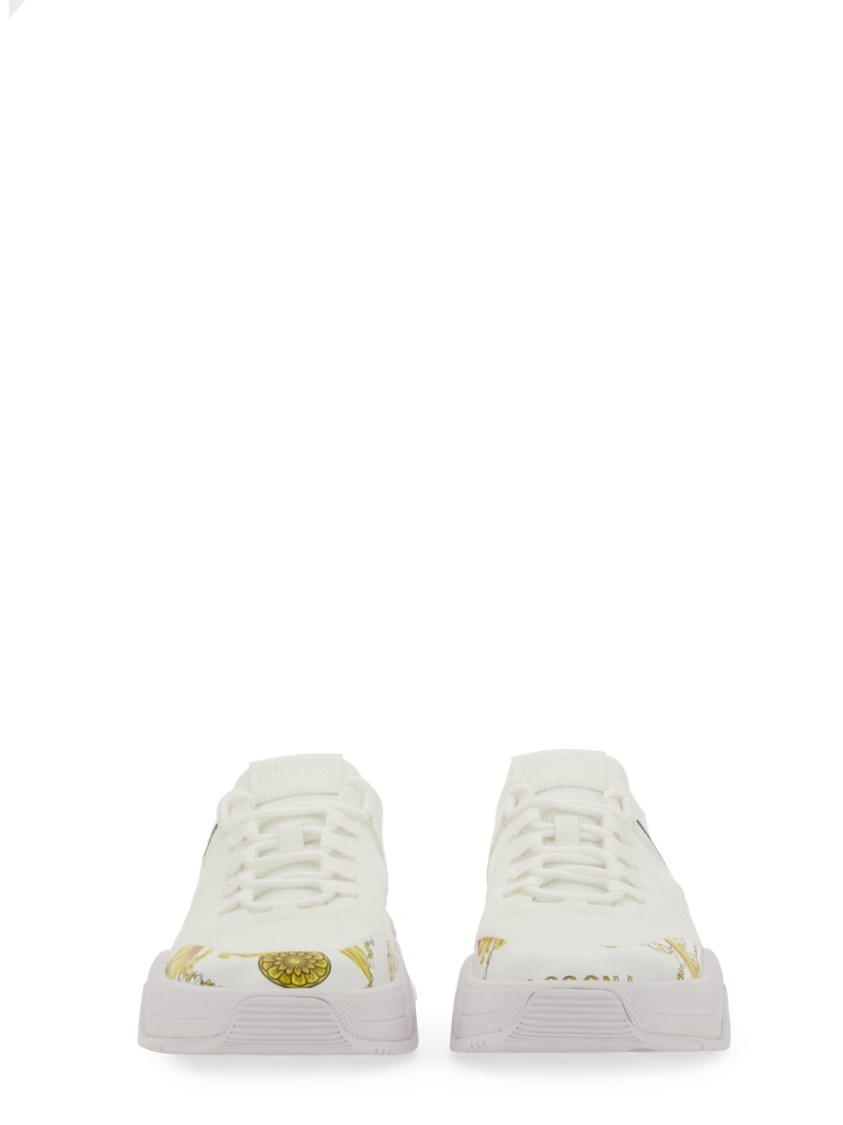 VERSACE JEANS COUTURE VERSACE JEANS COUTURE WHITE SNEAKERS WITH BOLD LOGO AND TEXTURED UPPER