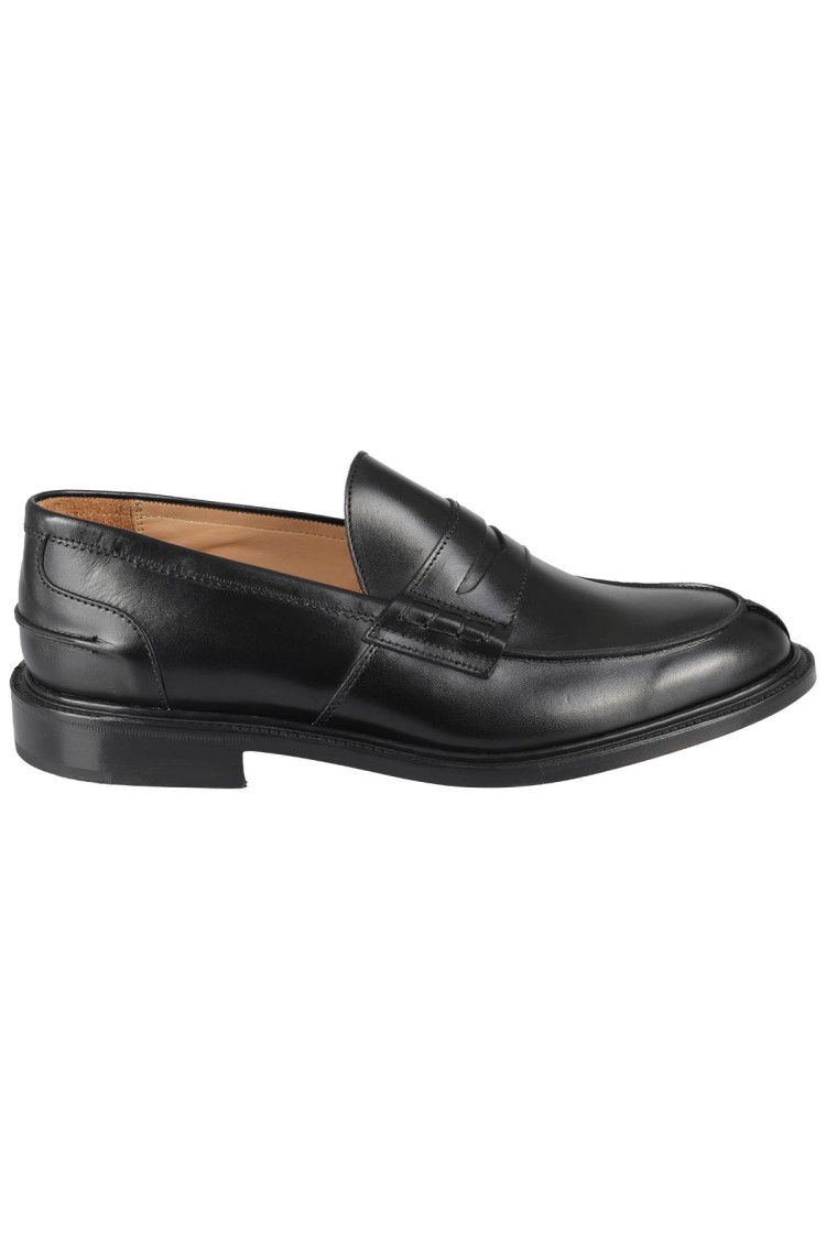Tricker's Black Leather Moccasin With Pointed Toe Design In Black