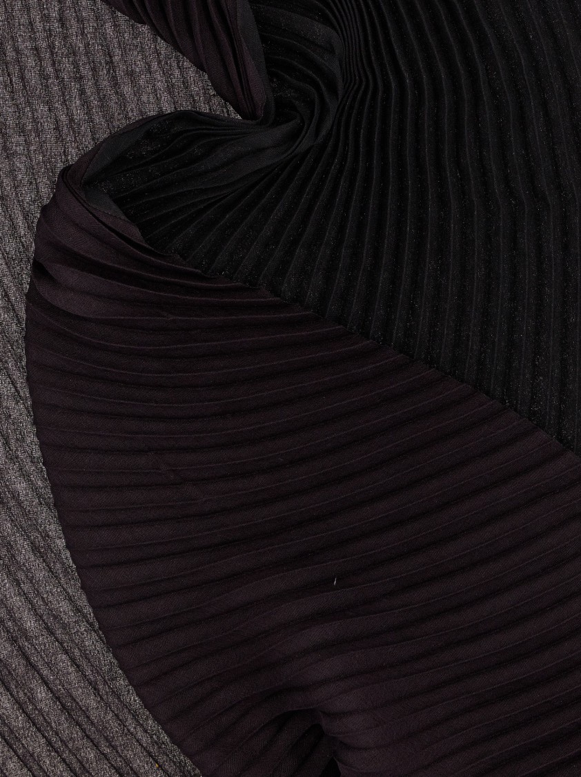スカーフ ISSEY MIYAKE 'Double Pleats' stole Black DOUBLE PLEATS STOLE – ISSEY MIYAKE ONLINE STORE